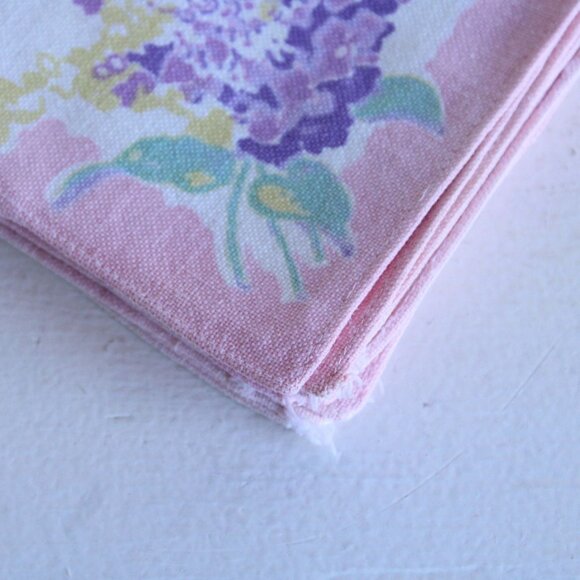 Vintage 1960s 1970s Napkins Set of Five, Floral Print on White and Pink Linen - Picture 4 of 10